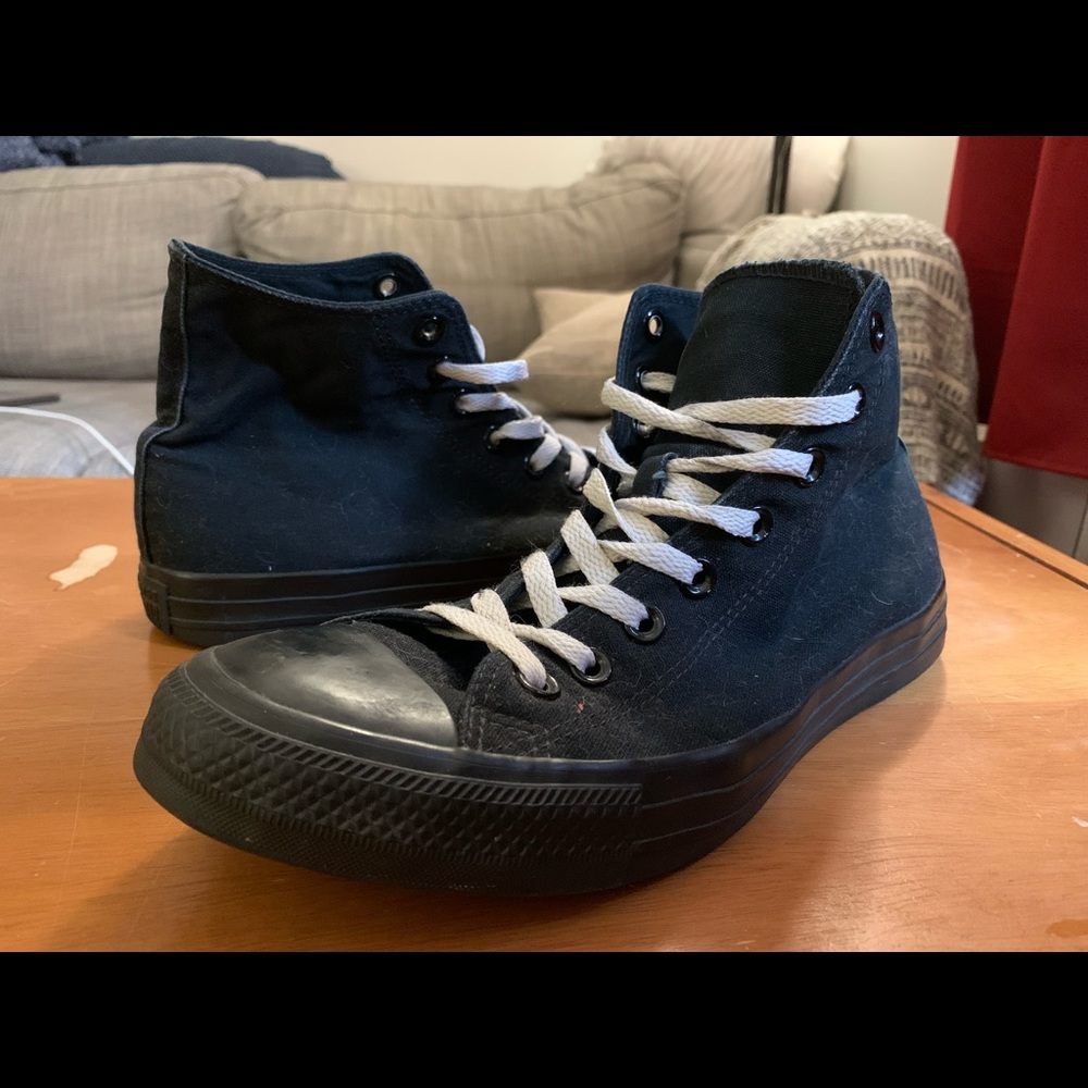 Black Converse w white laces